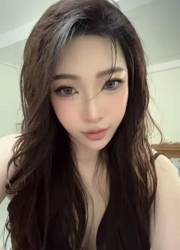 Juice Singapore Escort profile portrait showing natural elegance