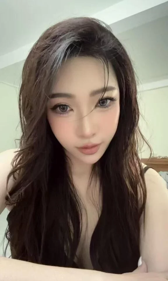 Juice Singapore Escort profile portrait showing natural elegance