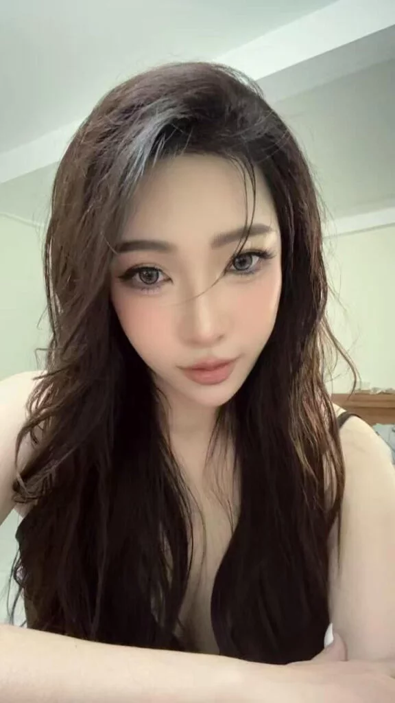 Juice Singapore Escort profile portrait showing natural elegance