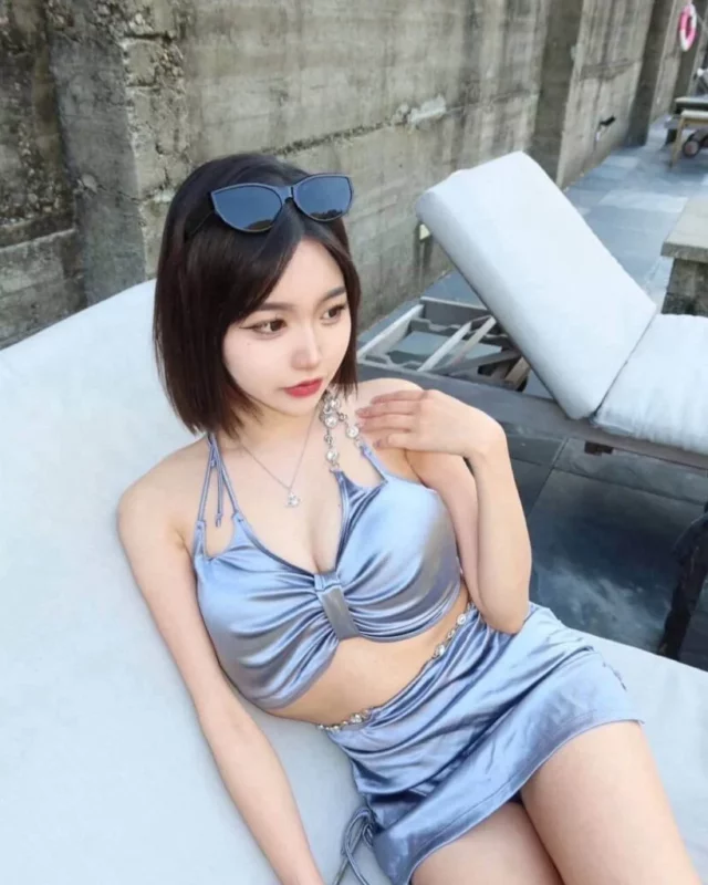 Kayami Singapore Escort profile portrait showing a professional headshot