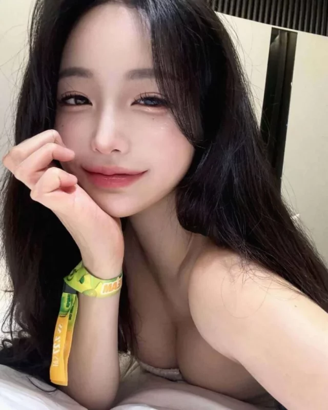 Kimmy Singapore escort profile photo showing professional portrait