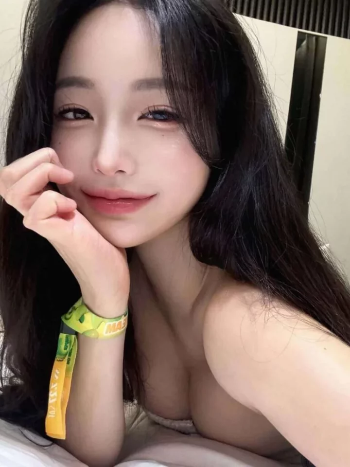Kimmy Singapore escort profile photo showing professional portrait Kimmy Singapore escort profile photo showing professional portrait