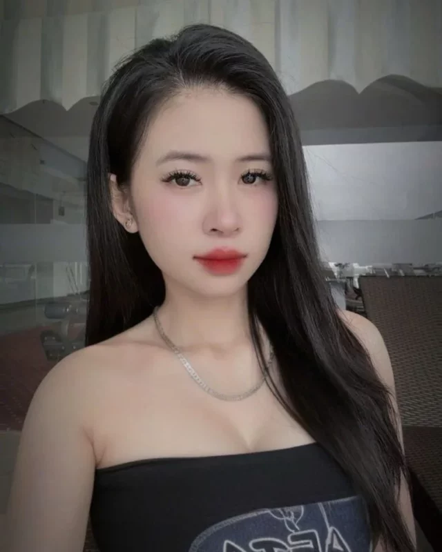 Liuliu Singapore Escort profile photo showing elegant attire