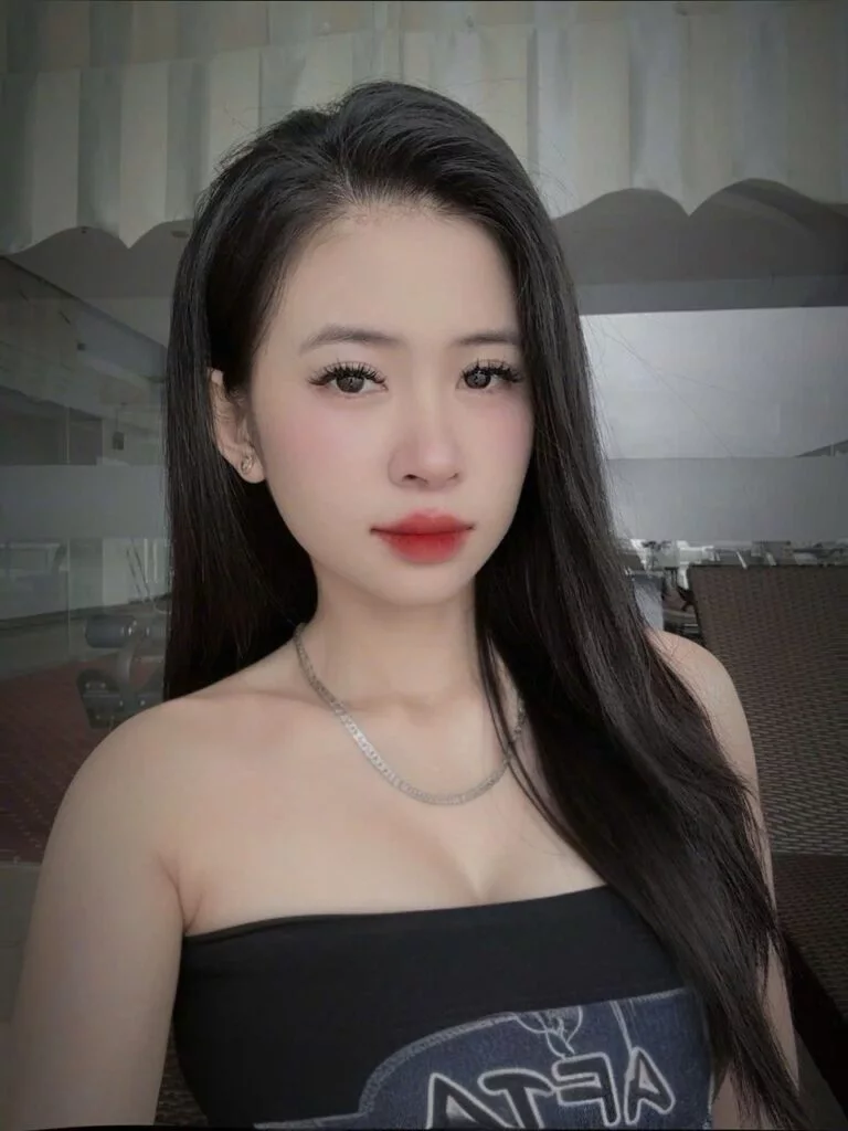 Liuliu Singapore Escort profile photo showing elegant attire Liuliu Singapore Escort profile photo showing elegant attire