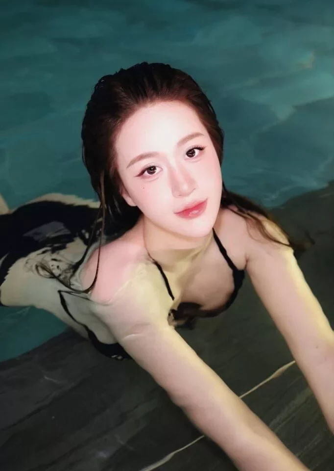 Oren Singapore Escort profile photo showing professional attire