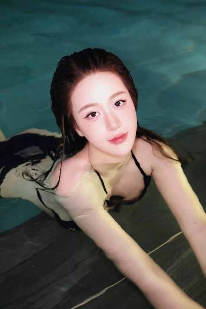 Oren Singapore Escort profile photo showing professional attire